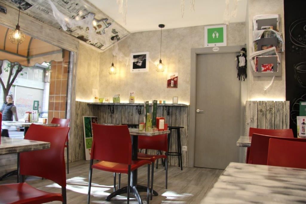 Imagen de interior de cafetería con sillas de color rojo