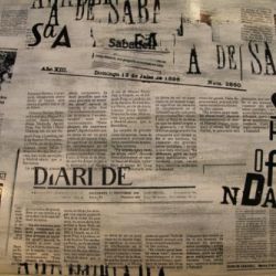 Detalle de mantel con imagen de periódico y noticias de Sabadell