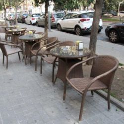 Imatge de taules i cadires a terrassa exterior