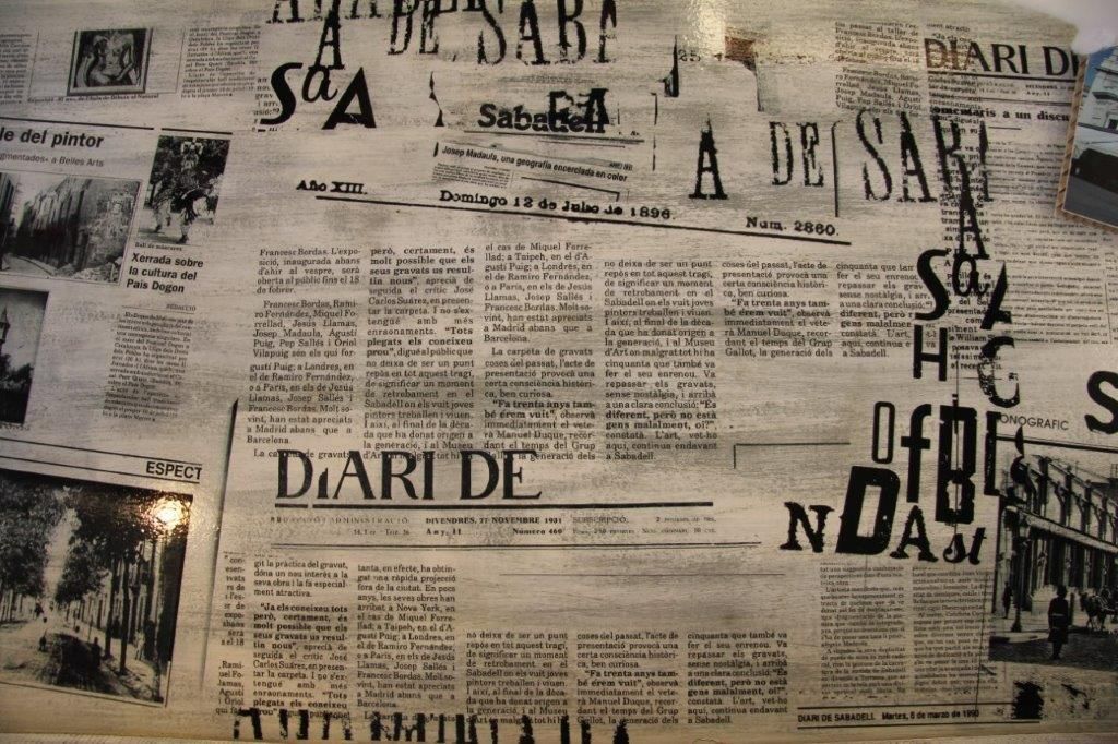Detalle de mantel con imagen de periódico y noticias de Sabadell